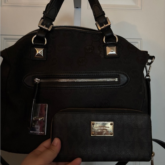 Michael Kors Black Handbag and matching wallet - Picture 1 of 10